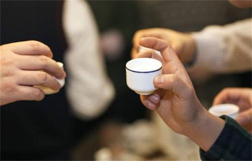 啤酒和白酒一起喝容易醉?两者一起喝还有什么危害?