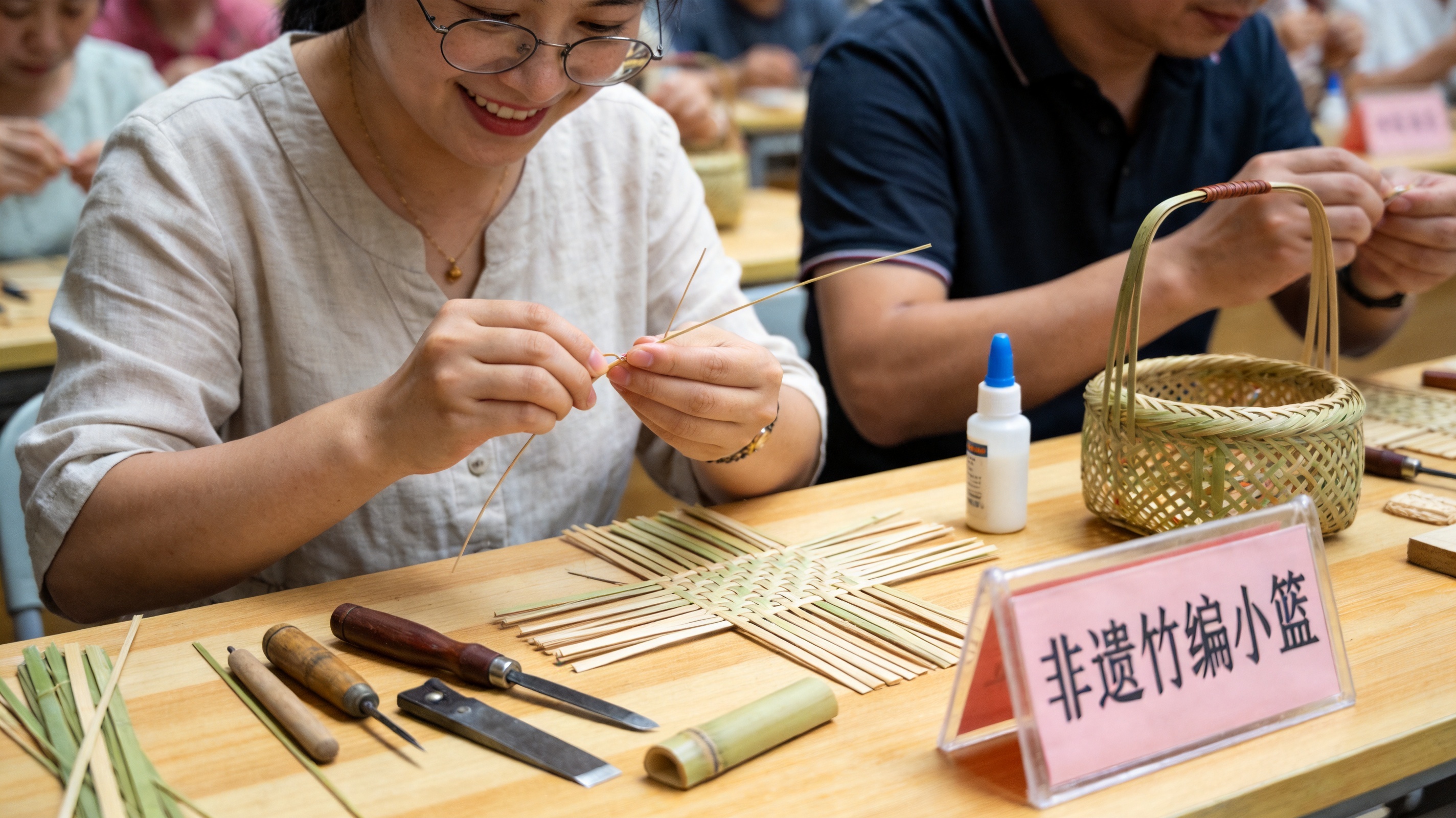 观众在导师指导下亲手完成非遗小作品，桌面摆放材料工具与成品标签，纪实摄影风格氛围轻松