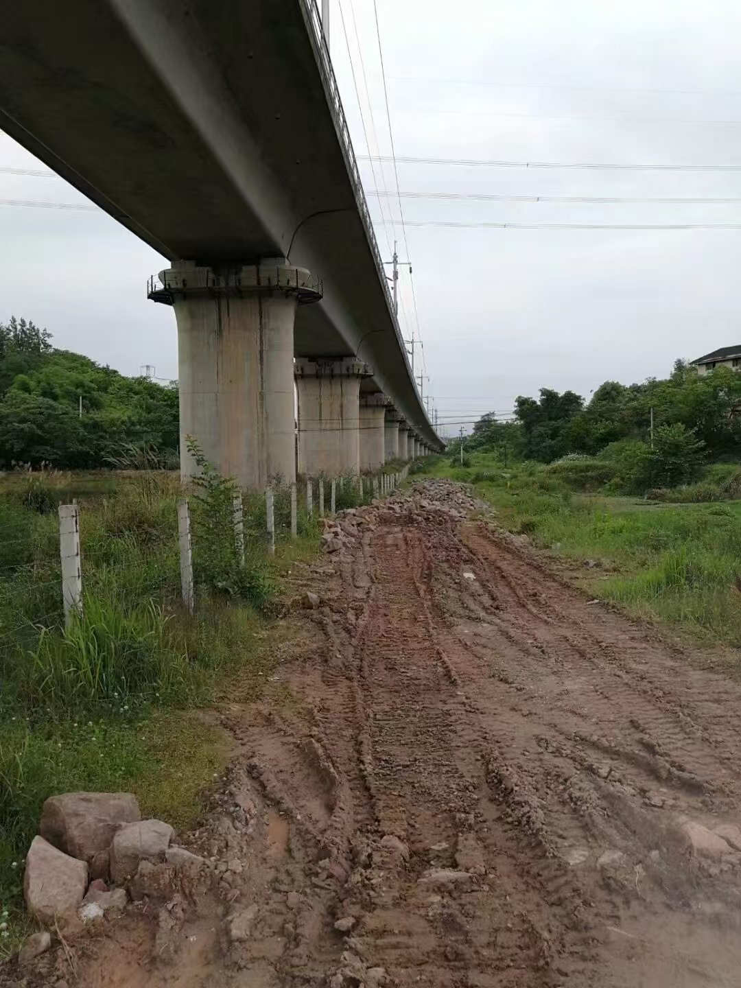 渝万铁路客运专线杨家小湾双线特大桥工程案例