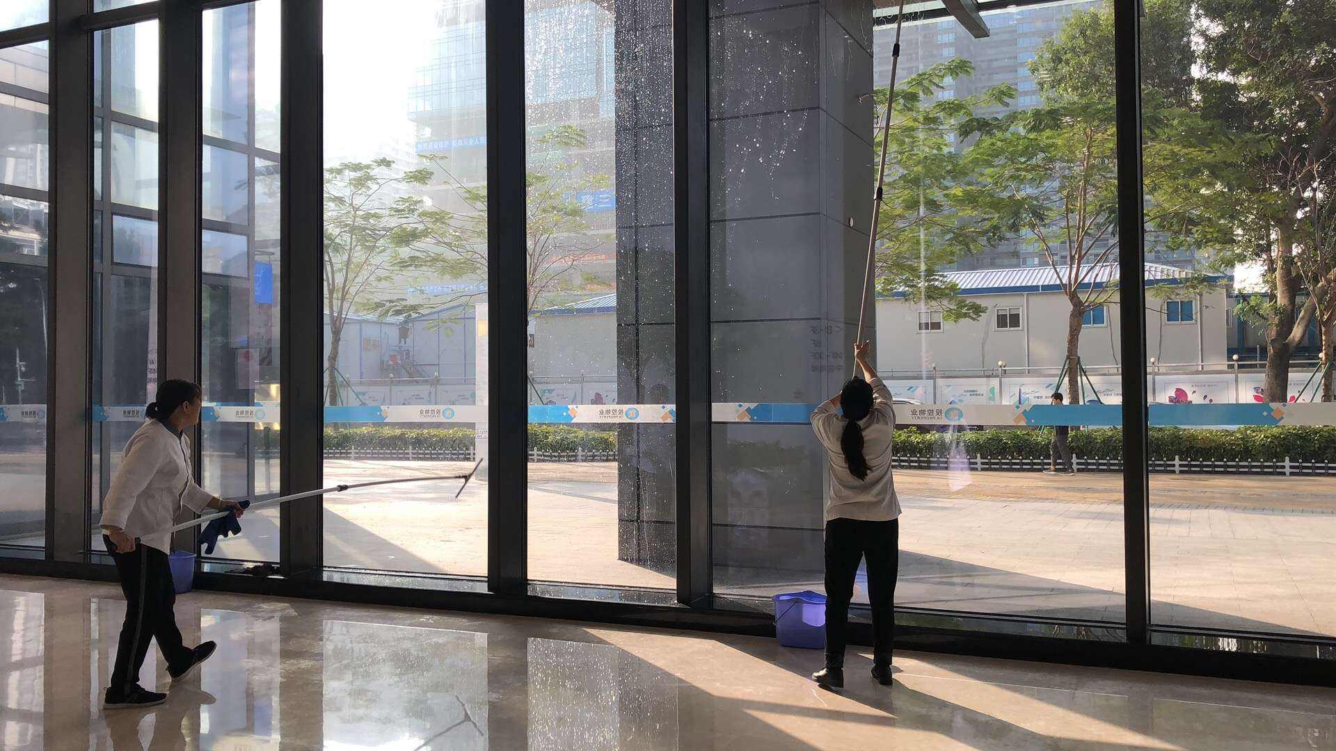 地面玻璃清洗