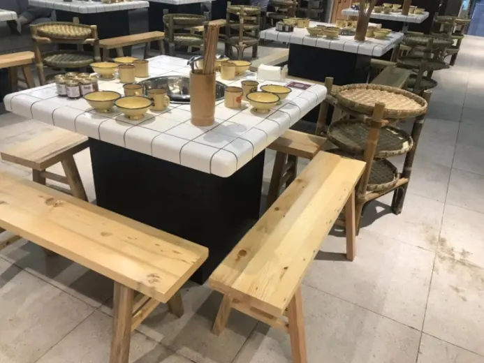 白砖纹方桌配长凳餐饮桌椅定制案例
