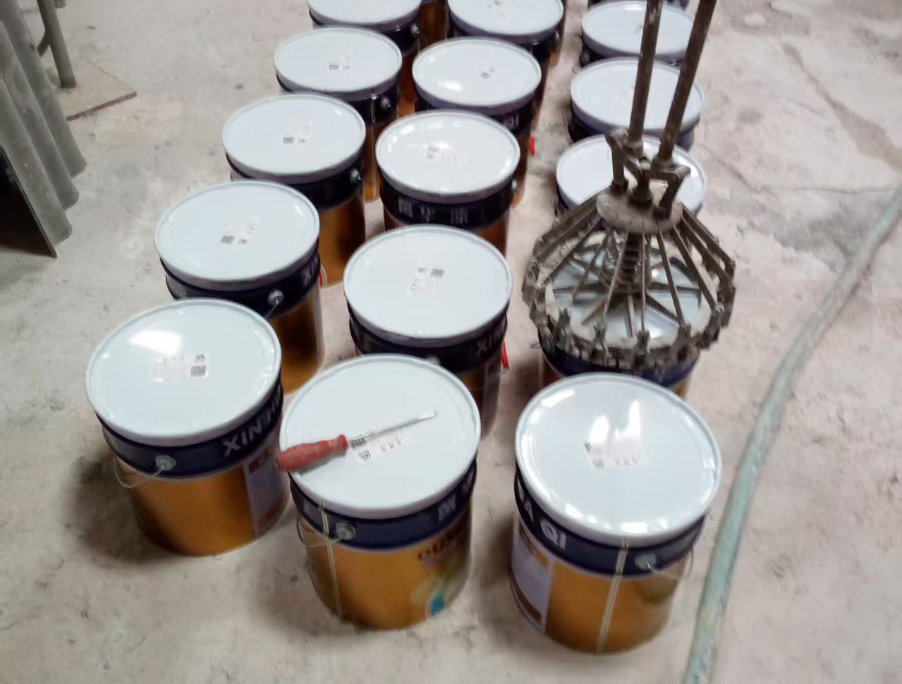 成都馨华漆·灌装搅拌工序