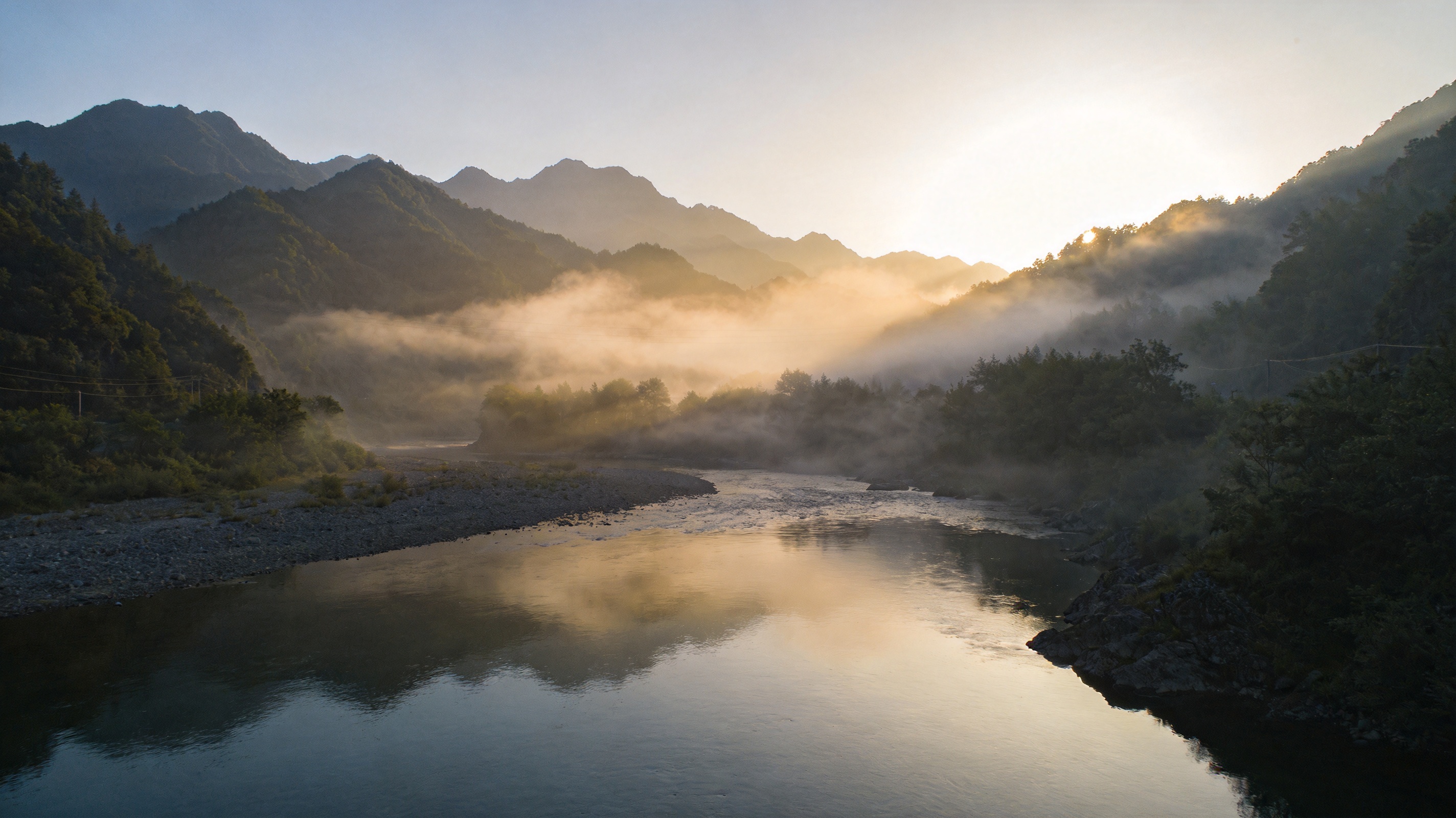 清晨秦巴山脉与汉水源头溪流同框的写实风格画面，薄雾缭绕，氛围清透安静