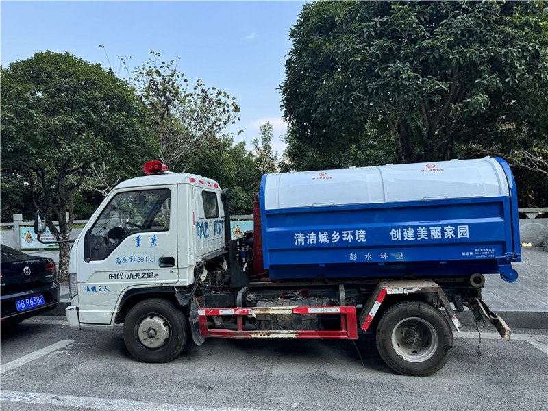 护山河-挂桶式垃圾车-03