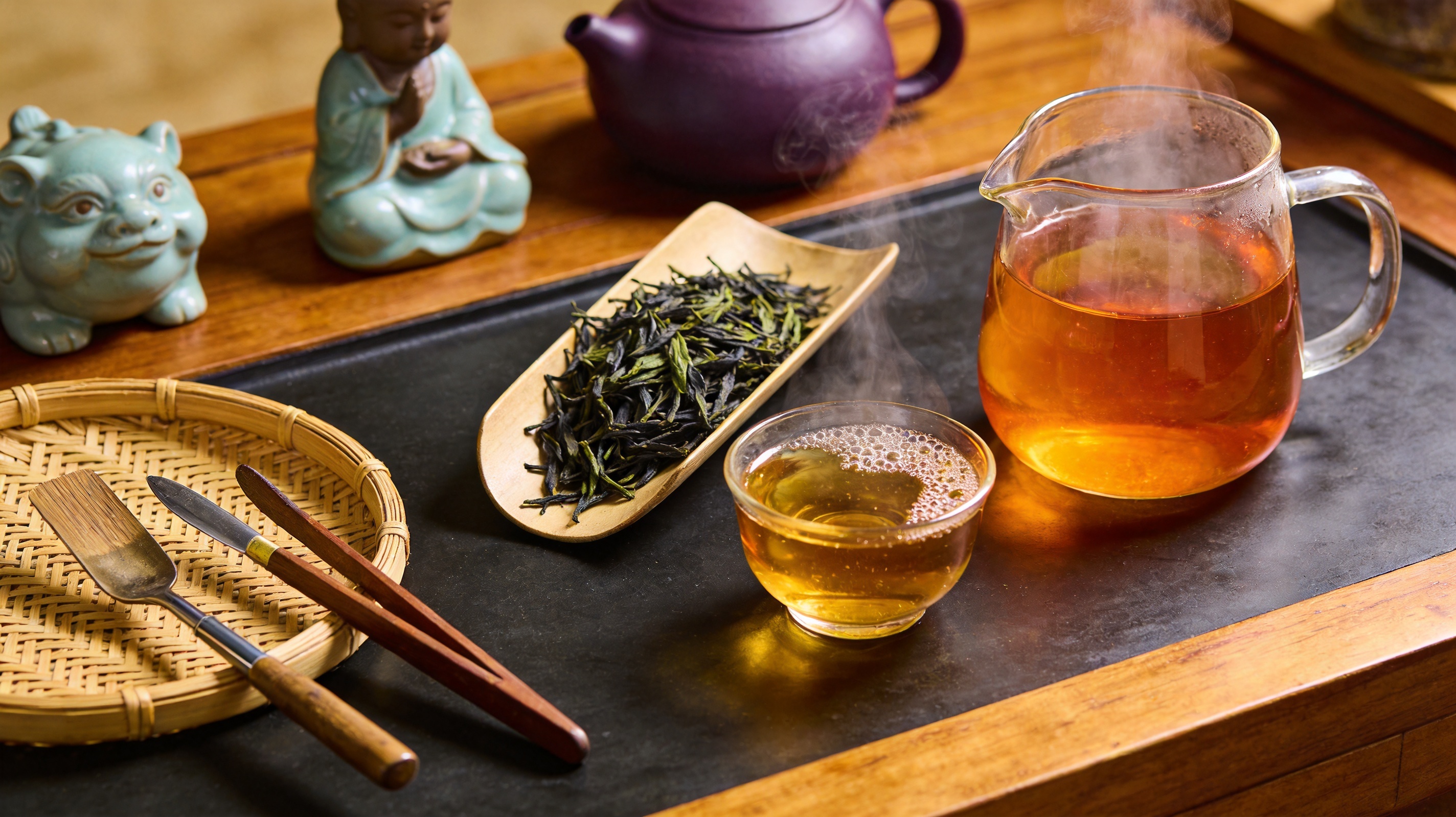 室内木质茶台上的手工制茶与冲泡场景，干茶条索墨绿油润，茶汤橙亮通透，写实商业摄影风格